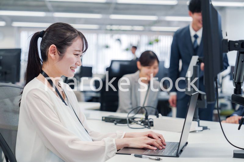 オフィスでデスクワークをする妊婦の女性