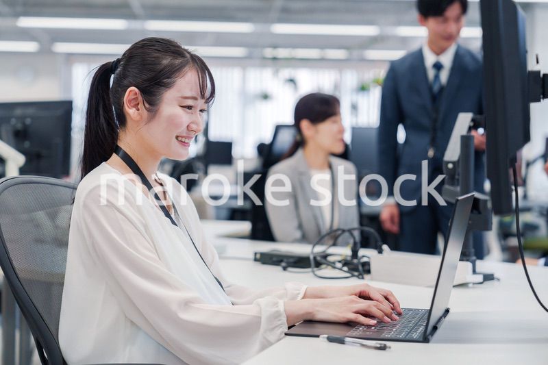 オフィスでデスクワークをする妊婦の女性