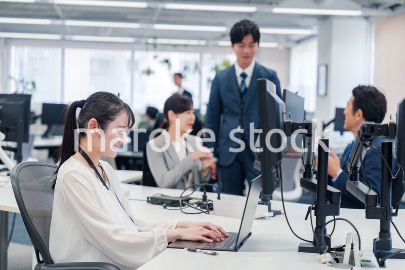 オフィスでデスクワークをする妊婦の女性