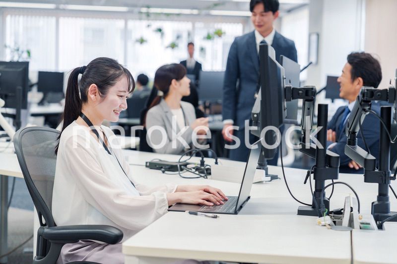 オフィスでデスクワークをする妊婦の女性