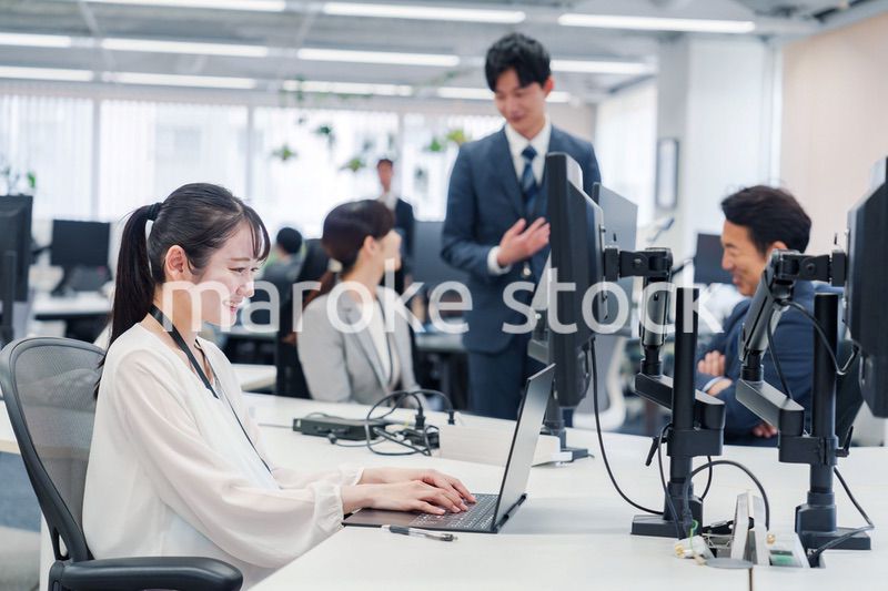 オフィスでデスクワークをする妊婦の女性