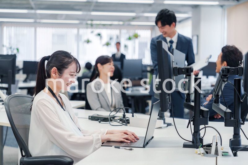 オフィスでデスクワークをする妊婦の女性