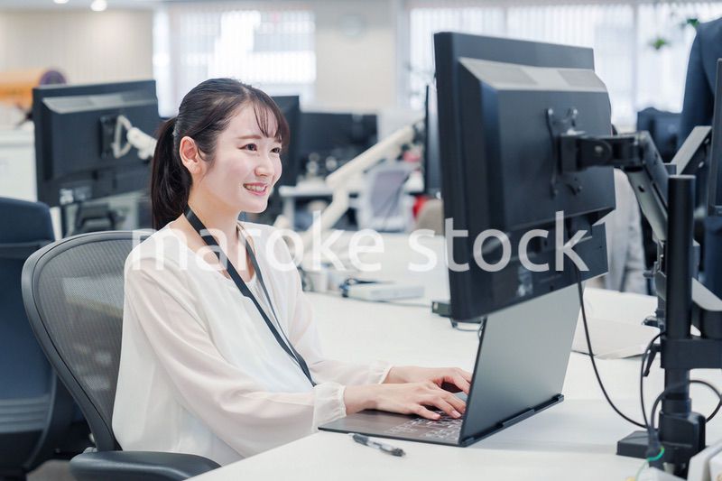 オフィスでデスクワークをする妊婦の女性