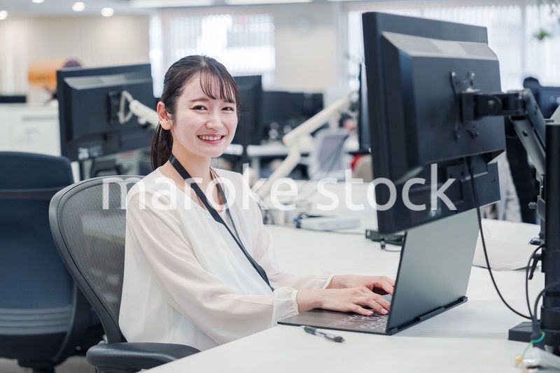 オフィスでデスクワークをする妊婦の女性