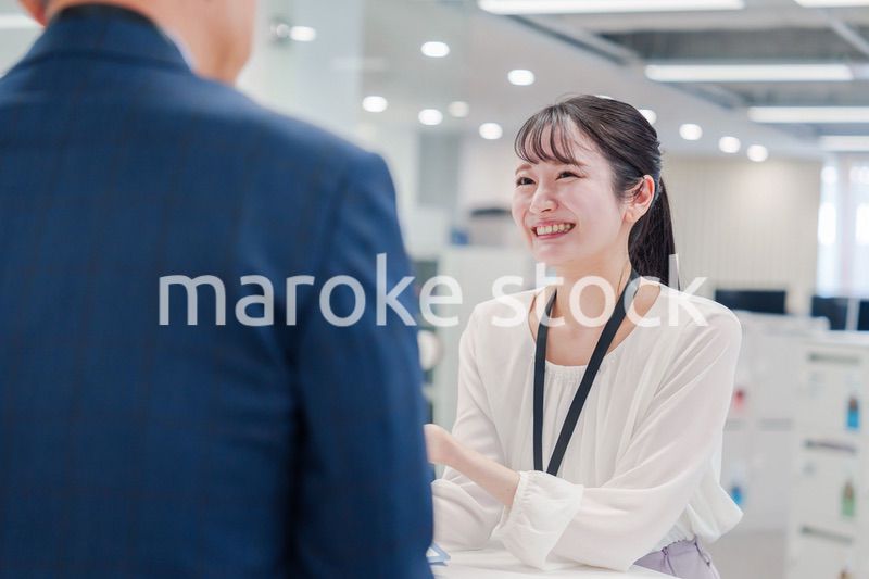 窓口で来客の対応をする女性スタッフ