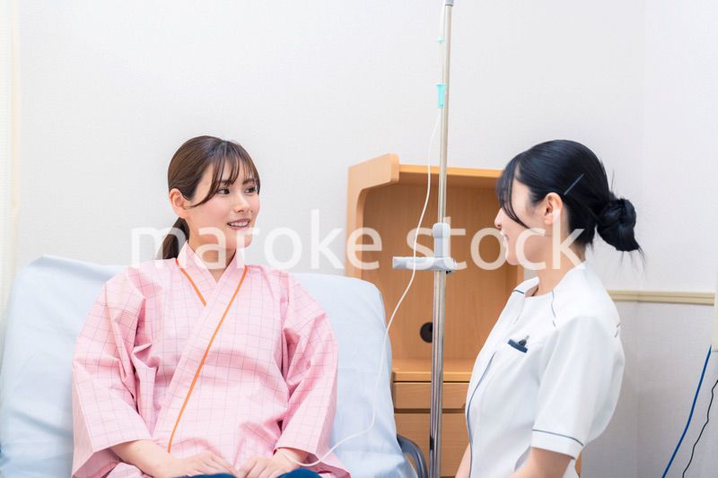 入院中の患者と話す医療従事者の女性