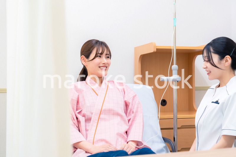 入院中の患者と話す医療従事者の女性