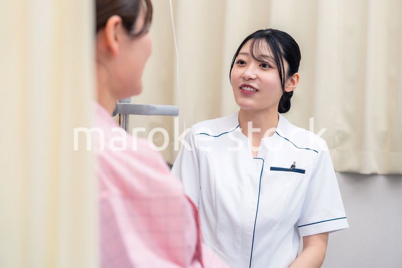 入院中の患者と話す医療従事者の女性
