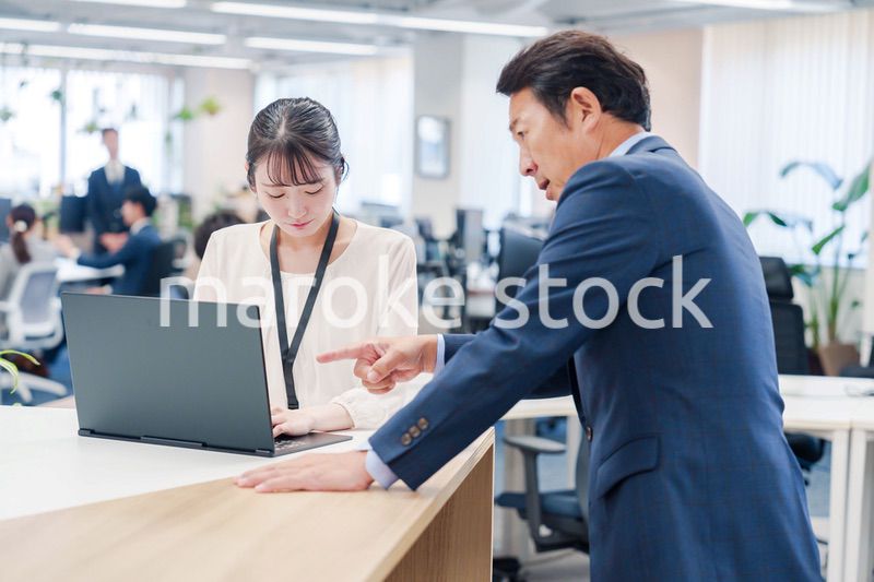 オフィスで上司に激怒されるビジネスウーマン