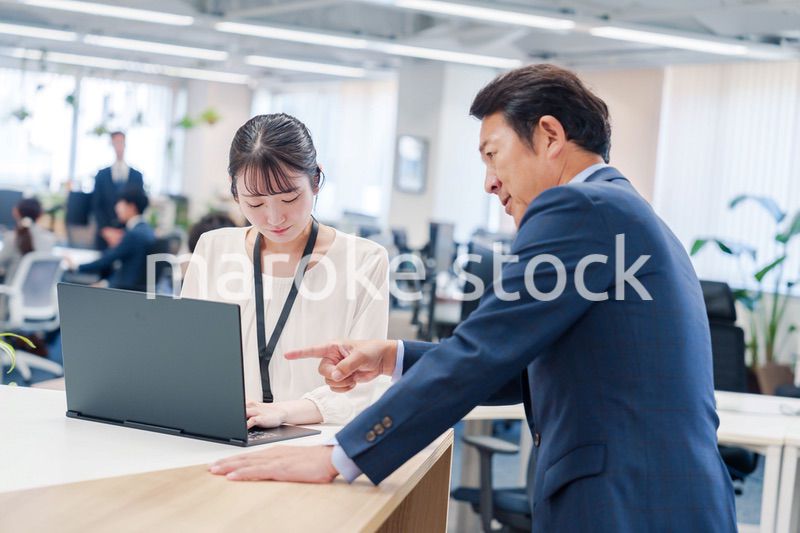 オフィスで上司に激怒されるビジネスウーマン