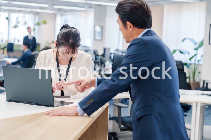 オフィスで上司に激怒されるビジネスウーマン