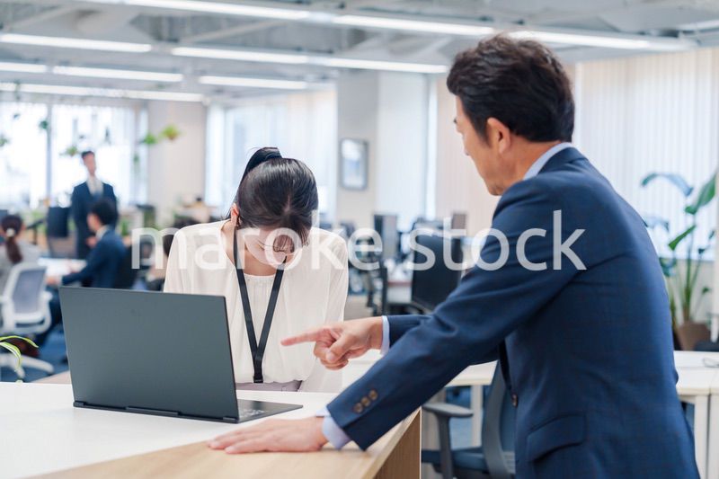 オフィスで上司に激怒されるビジネスウーマン