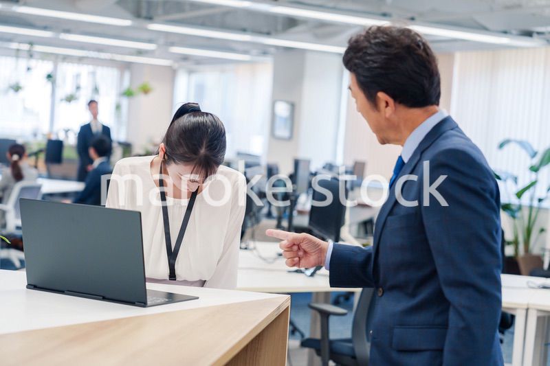 オフィスで上司に激怒されるビジネスウーマン