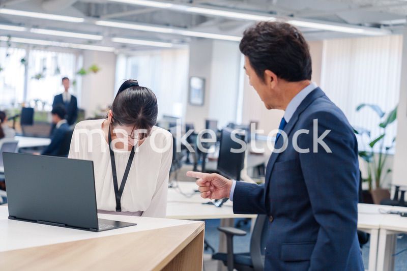 オフィスで上司に激怒されるビジネスウーマン