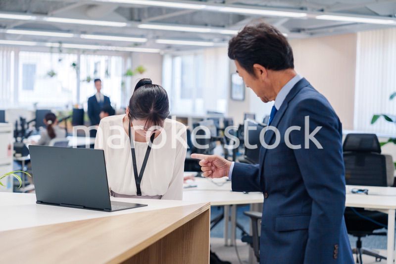 オフィスで上司に激怒されるビジネスウーマン