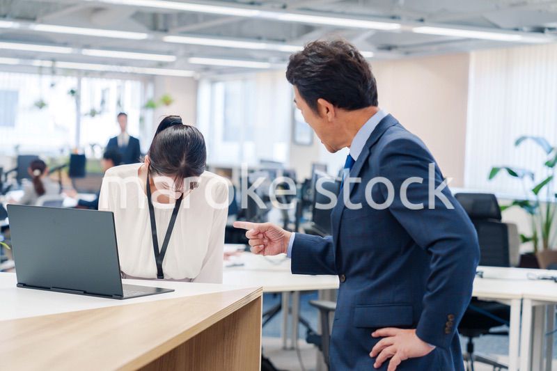 オフィスで上司に激怒されるビジネスウーマン