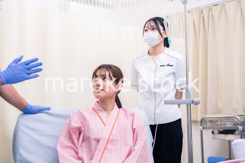 入院中の患者と話す医療従事者の女性