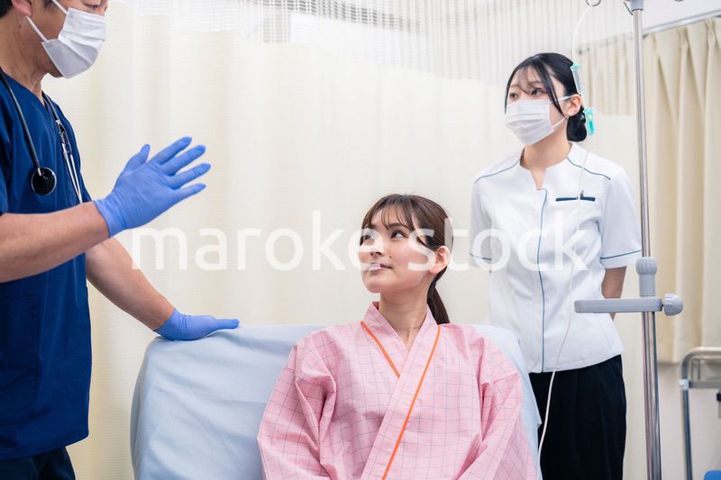 入院患者に対し治療方針をわかりやすく伝えるドクター