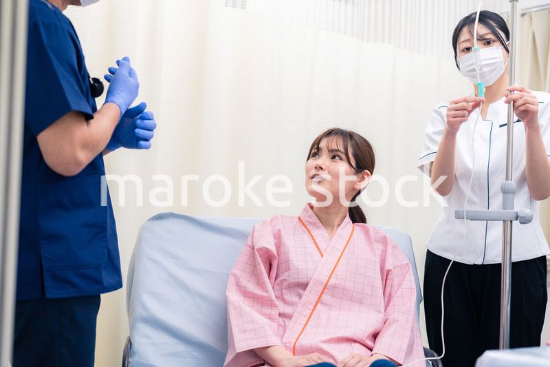 入院患者に対し治療方針をわかりやすく伝えるドクター