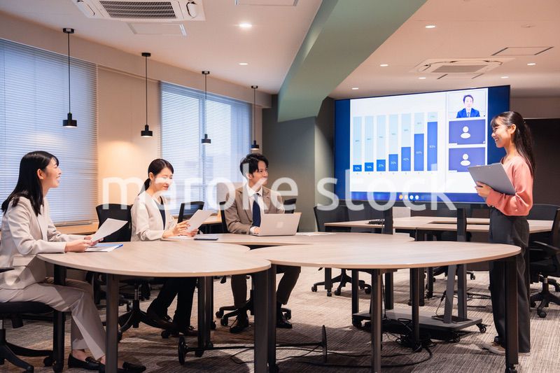 オフィスでリモート会議をするビジネスパーソン