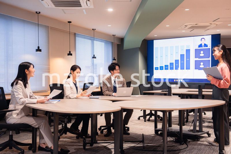 オフィスでリモート会議をするビジネスパーソン