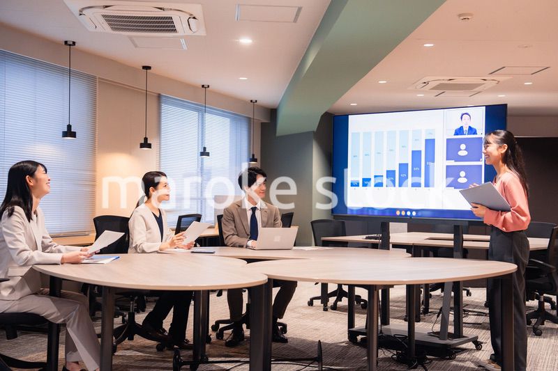 オフィスでリモート会議をするビジネスパーソン