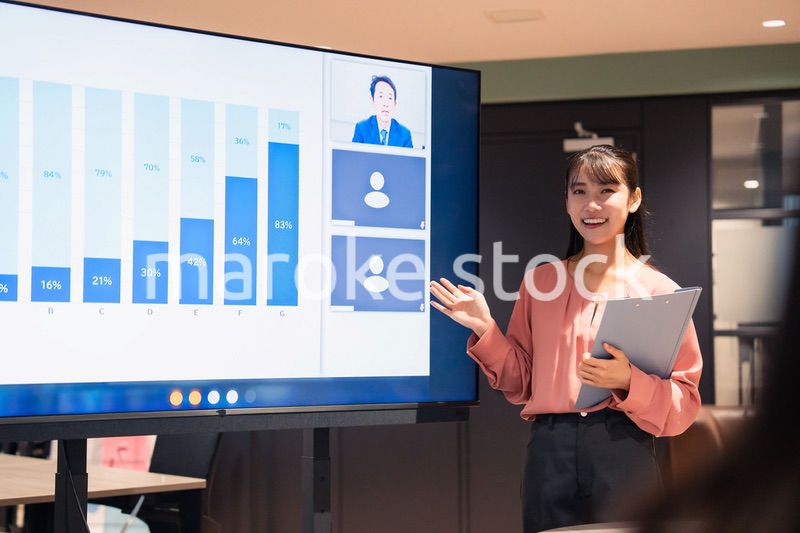 オフィスでリモートメンバーとの会議をする女性スタッフ