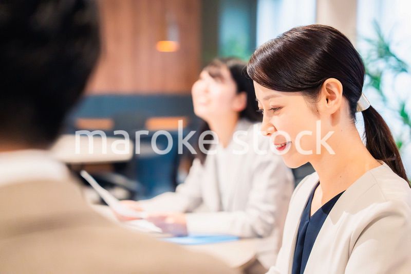 オフィスで生き生きと働く女性