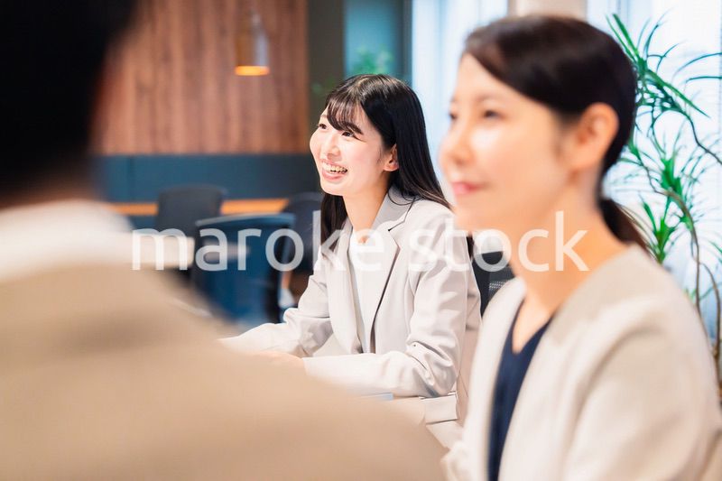 オフィスで生き生きと働く女性