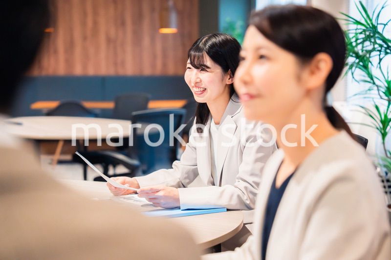 オフィスで生き生きと働く女性