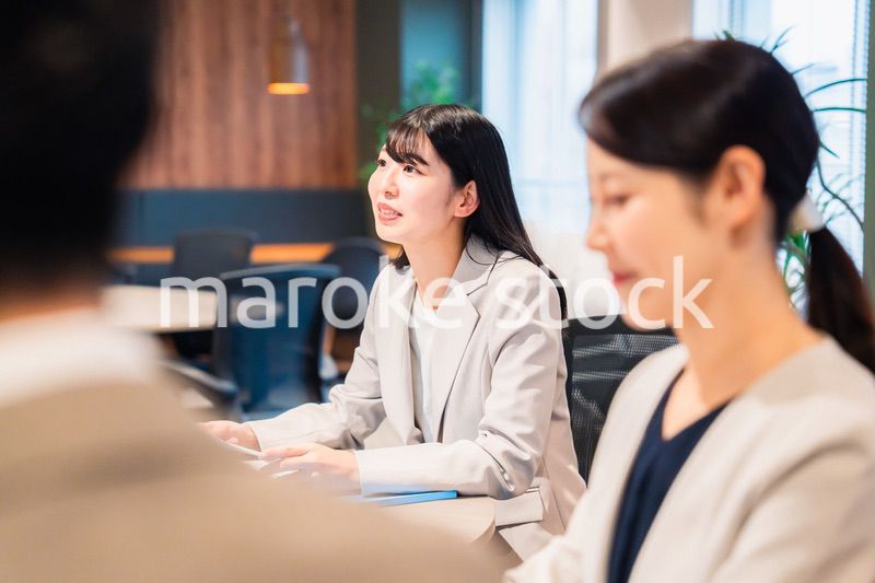 オフィスで生き生きと働く女性