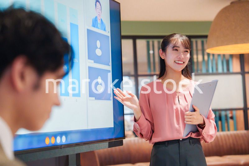 モダンオフィスでプレゼンをする若い女性