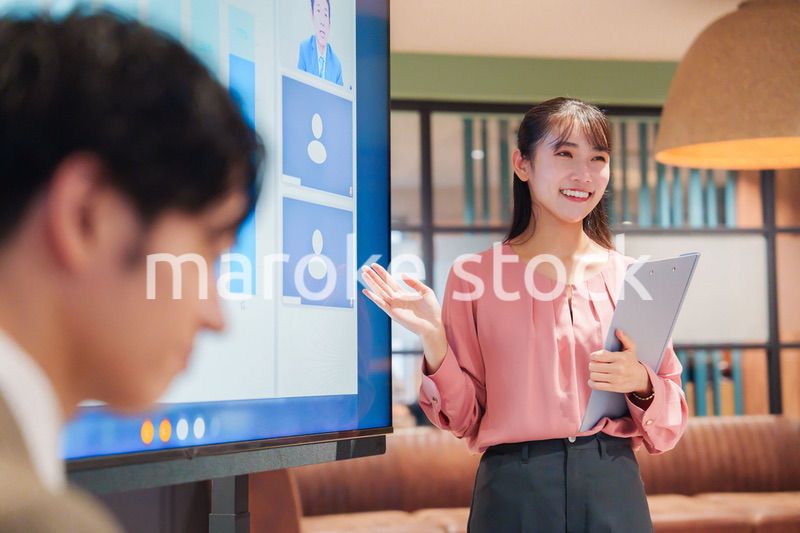 モダンオフィスでプレゼンをする若い女性