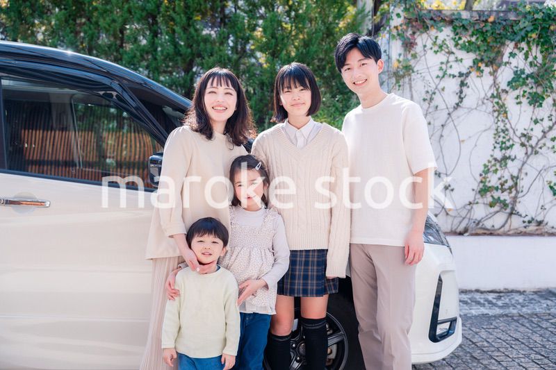 車で旅行に出かけるファミリー