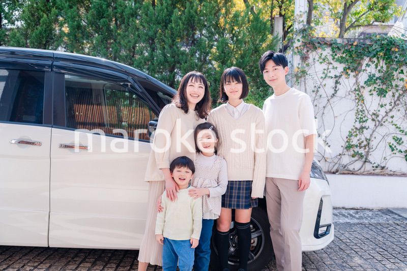 車で旅行に出かけるファミリー