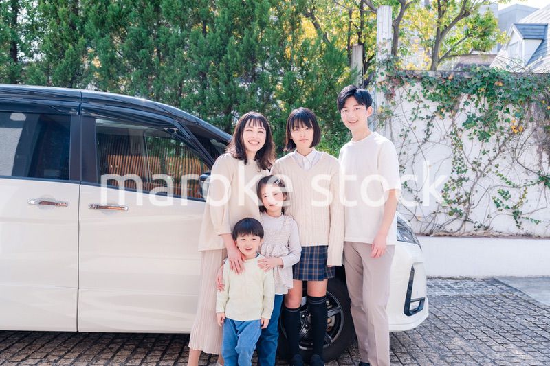 車で旅行に出かけるファミリー