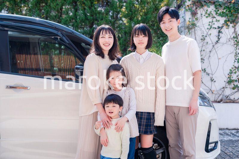 車で旅行に出かけるファミリー