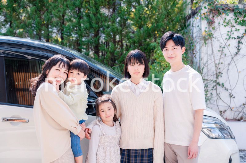 車で旅行に出かけるファミリー