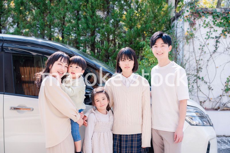 車で旅行に出かけるファミリー