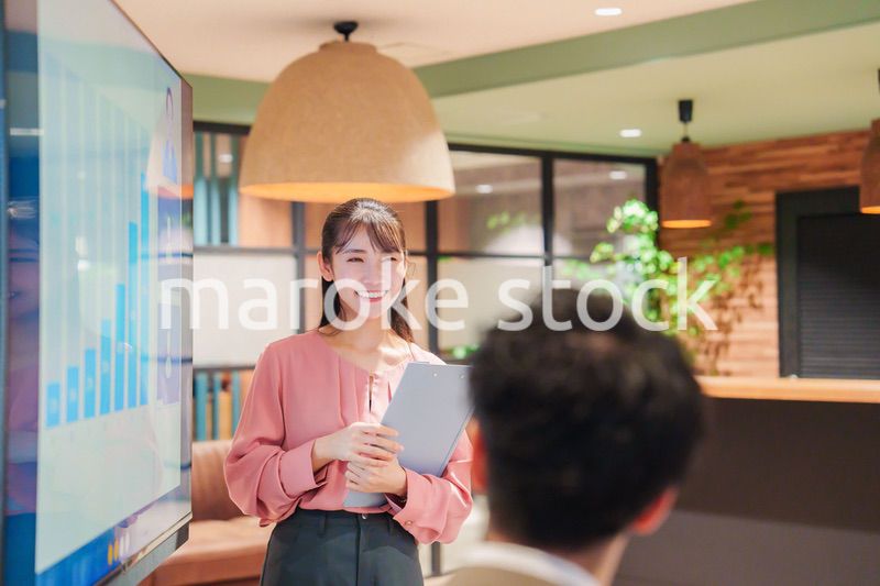 モダンオフィスでプレゼンをする若い女性