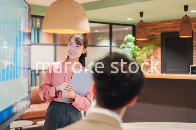 モダンオフィスでプレゼンをする若い女性