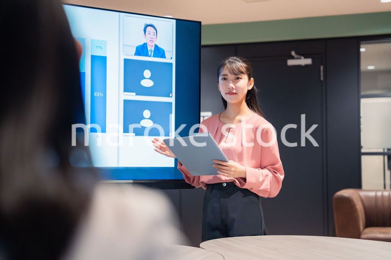 リモートメンバーをつないで会議をするビジネスパーソン
