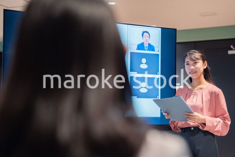 リモートメンバーをつないで会議をするビジネスパーソン