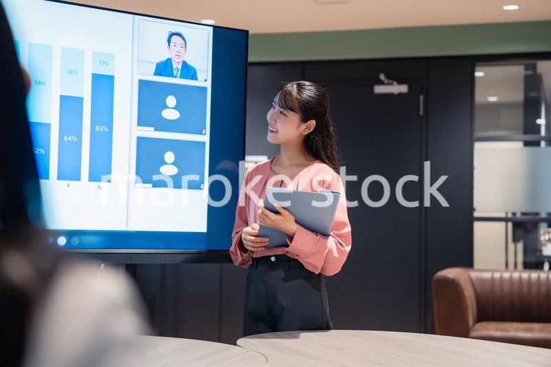 リモートメンバーをつないで会議をするビジネスパーソン