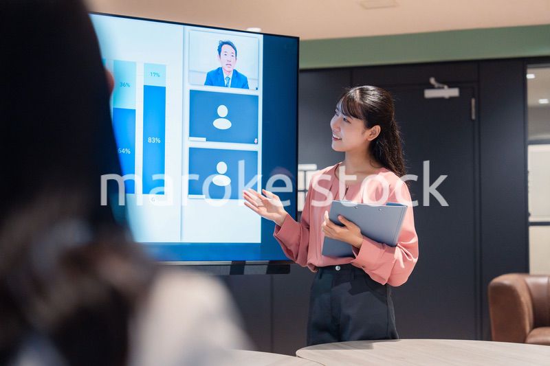 リモートメンバーをつないで会議をするビジネスパーソン