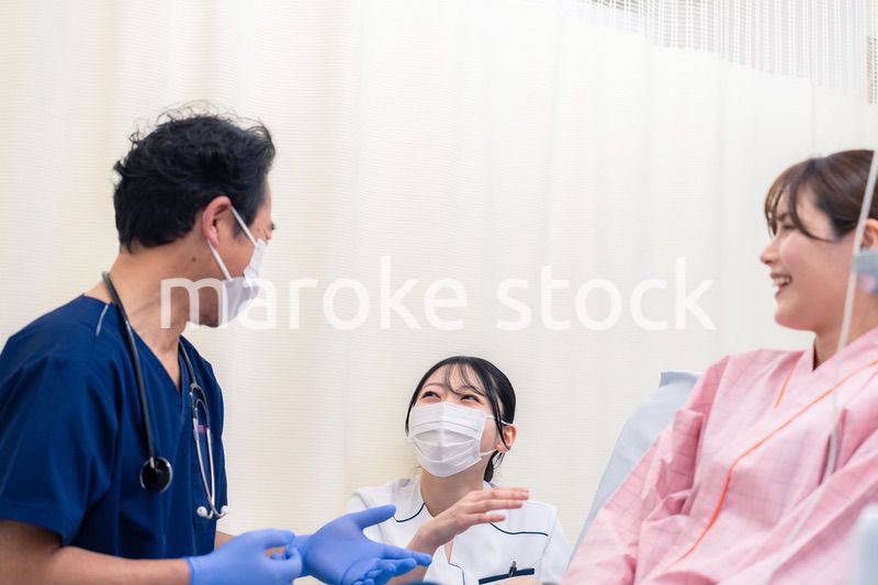 入院患者に対し治療方針をわかりやすく伝えるドクター