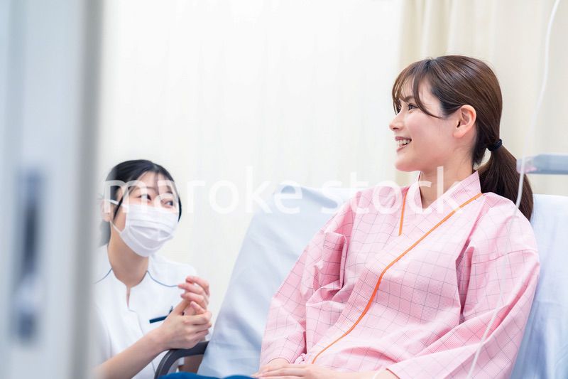 入院中の患者と話す医療従事者の女性