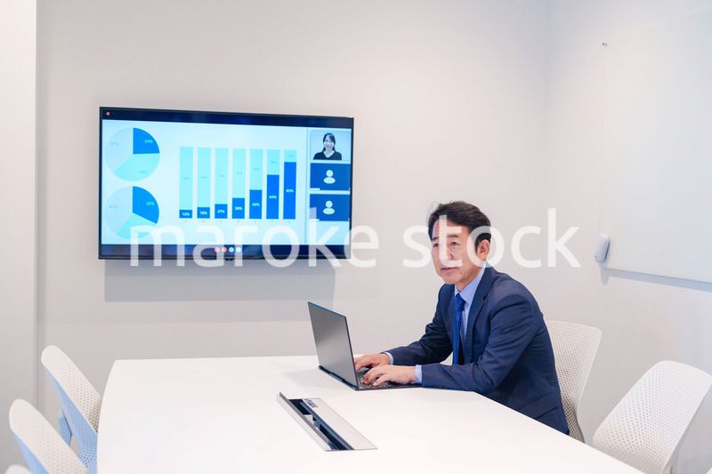 会議室でリモート会議をするビジネスマン