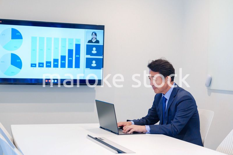 会議室でリモート会議をするビジネスマン