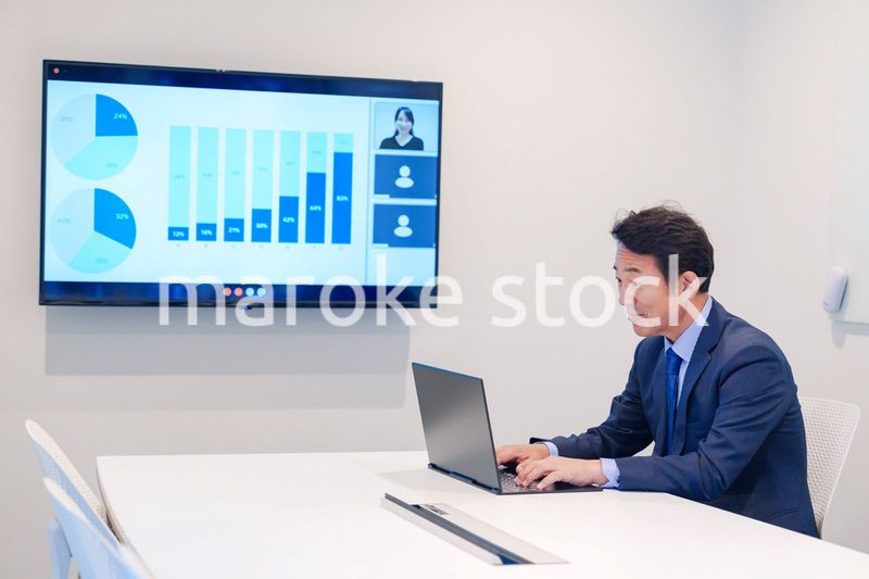 会議室でリモート会議をするビジネスマン